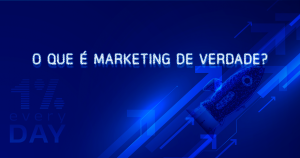 Homem apontando para gráficos com setas azuis representando crescimento no marketing digital.